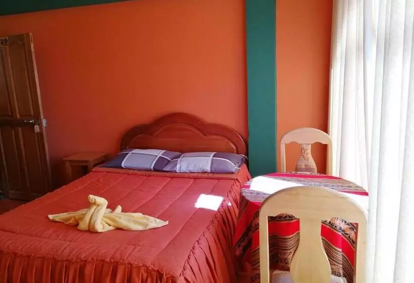 هتل Olas Del Titicaca Backpackers Hostel