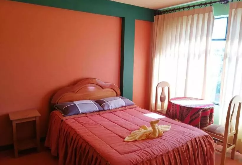 هتل Olas Del Titicaca Backpackers Hostel