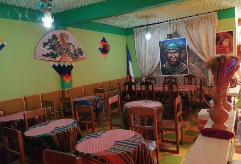 هتل Olas Del Titicaca Backpackers Hostel