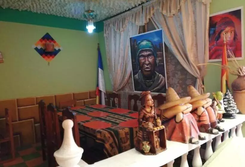 هتل Olas Del Titicaca Backpackers Hostel