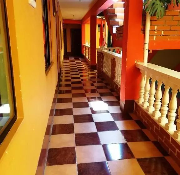 هتل Olas Del Titicaca Backpackers Hostel