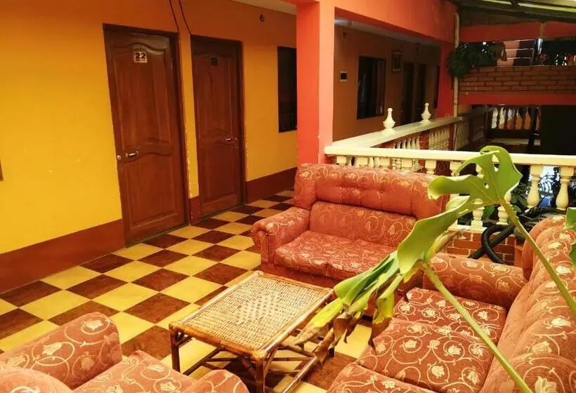 هتل Olas Del Titicaca Backpackers Hostel