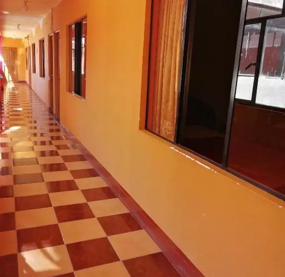 هتل Olas Del Titicaca Backpackers Hostel