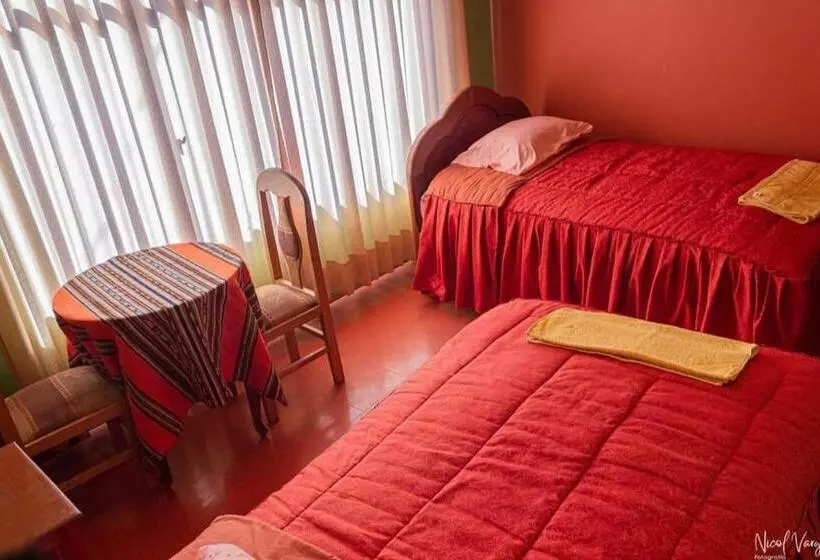 هتل Olas Del Titicaca Backpackers Hostel