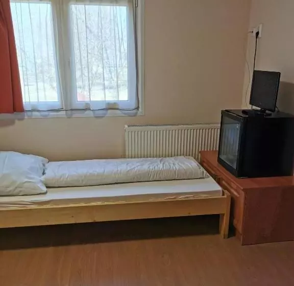 ベッドアンドブレックファースト Strand Motel, Vígadó Csárda