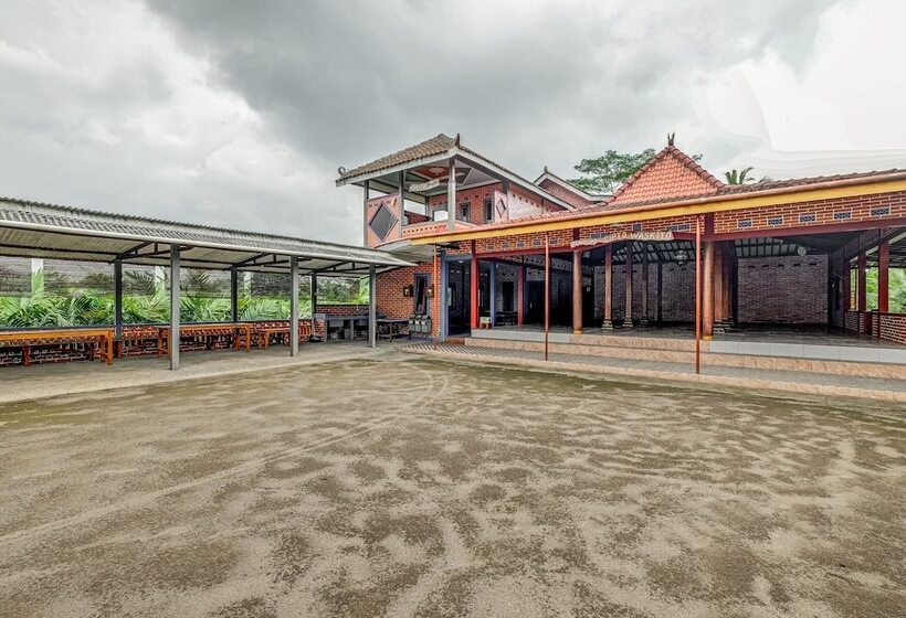 Отель Oyo Homes 90996 Desa Wisata Pulesari