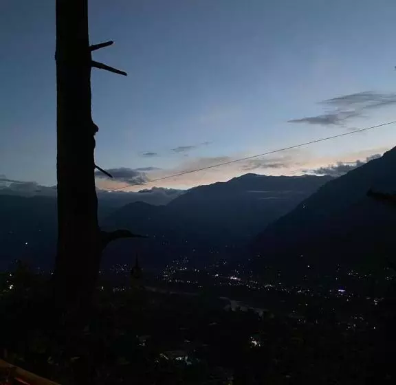 Retkeilymaja Tag S Stay, Naggar