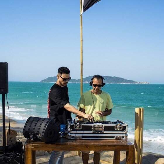 הוסטל Graffi Beach House