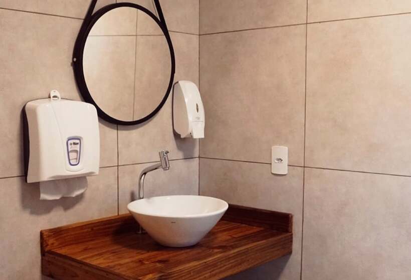 הוסטל Graffi Beach House