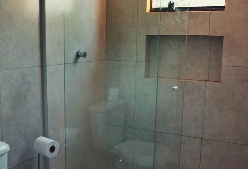 הוסטל Graffi Beach House