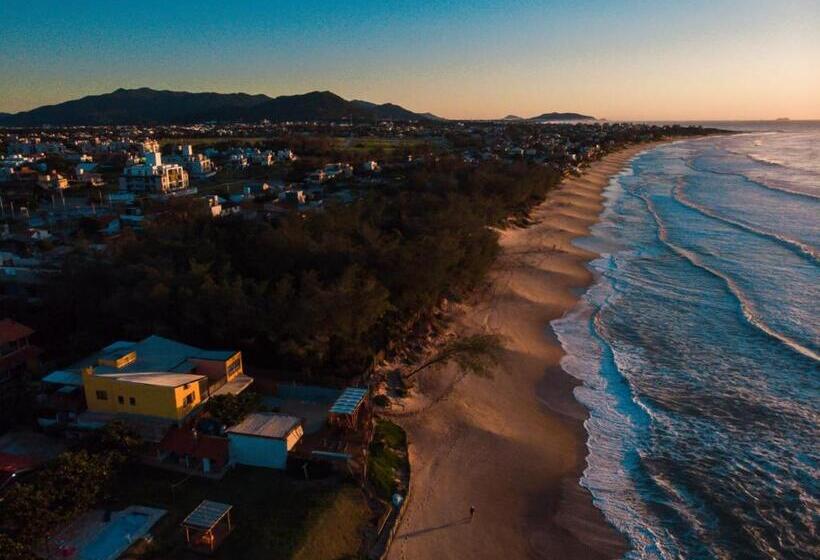 הוסטל Graffi Beach House