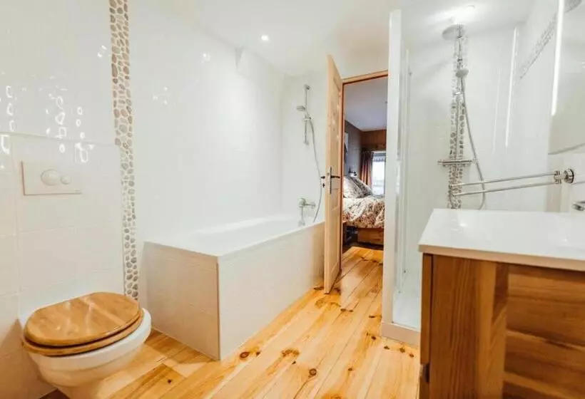 هتل Farmhouse With 4 Bedrooms 4 Bathrooms Private Parking Sauna Terrace