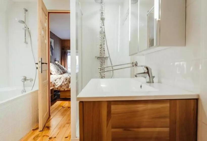 هتل Farmhouse With 4 Bedrooms 4 Bathrooms Private Parking Sauna Terrace