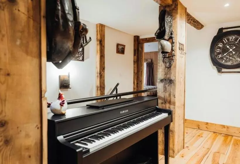 هتل Farmhouse With 4 Bedrooms 4 Bathrooms Private Parking Sauna Terrace