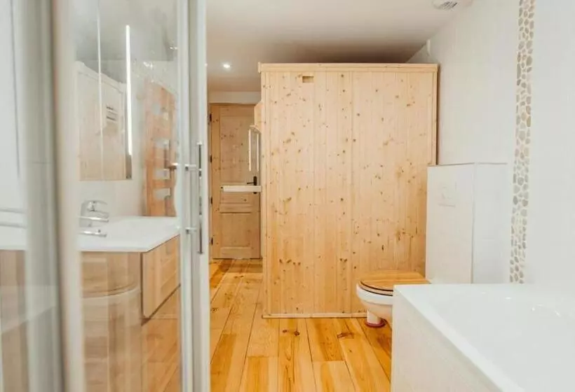 هتل Farmhouse With 4 Bedrooms 4 Bathrooms Private Parking Sauna Terrace