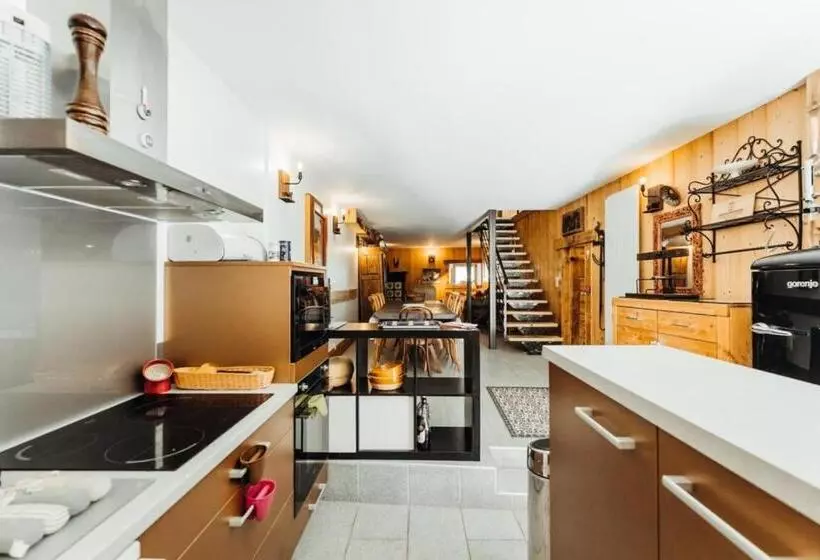 هتل Farmhouse With 4 Bedrooms 4 Bathrooms Private Parking Sauna Terrace