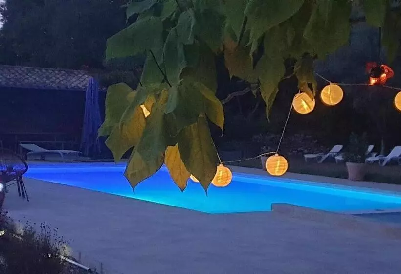 Aamiaismajoitus (B&B) Mas Des Rochers   Romance Tropicale