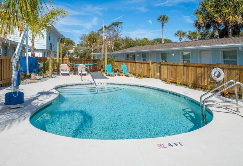 هتل Salt Air Inn & Suites