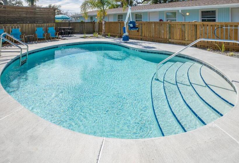 هتل Salt Air Inn & Suites