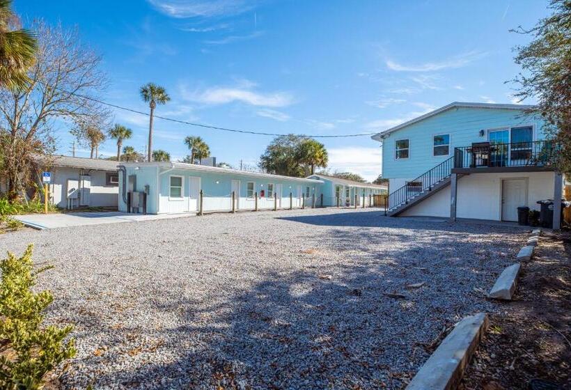 هتل Salt Air Inn & Suites