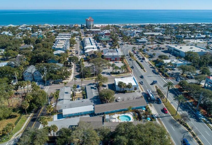 هتل Salt Air Inn & Suites