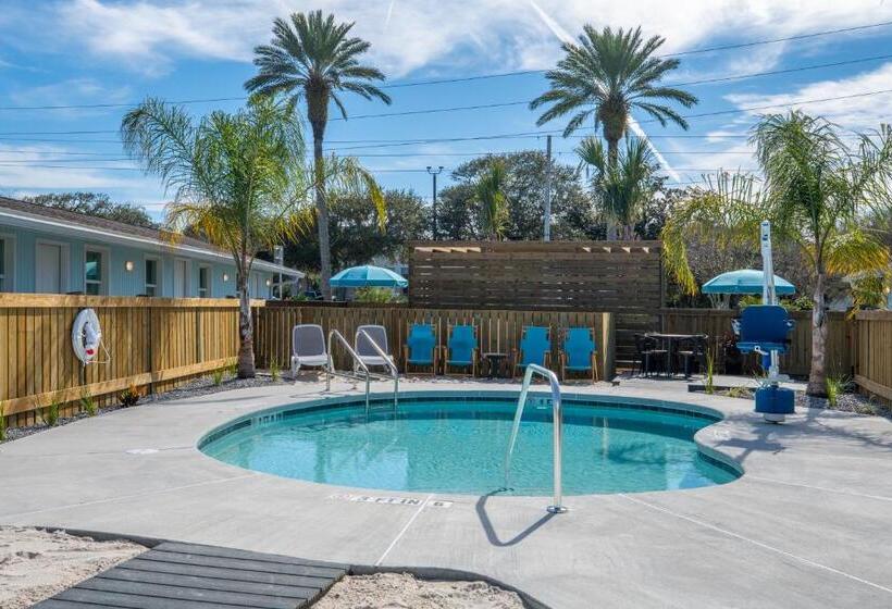 هتل Salt Air Inn & Suites