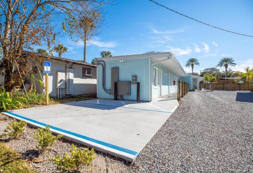 هتل Salt Air Inn & Suites