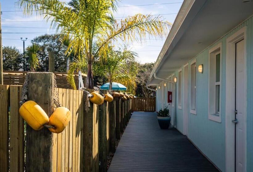 هتل Salt Air Inn & Suites