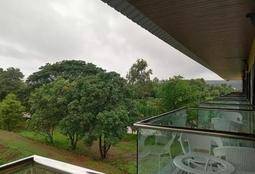 Paramount Riverfront Resort & Spa, Karjat