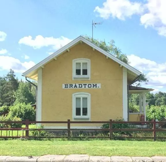 ベッドアンドブレックファースト Brådtom Slusscafé & Stugor