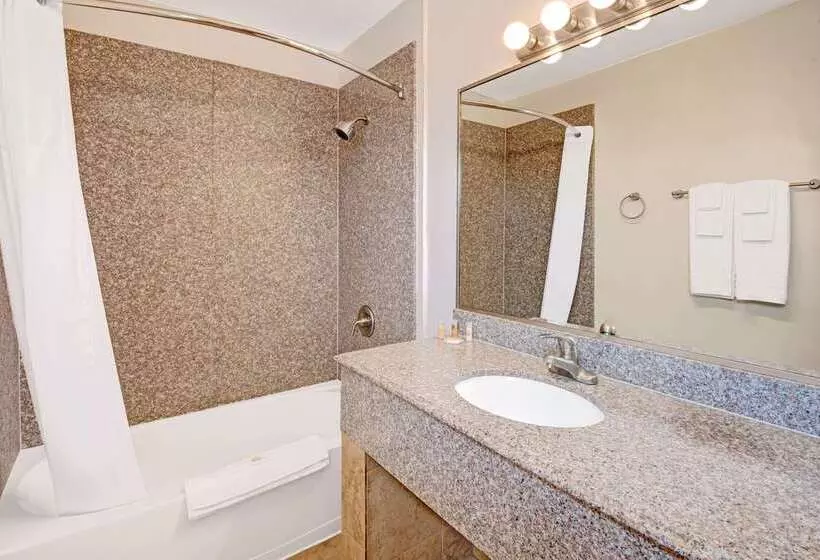 هتل Days Inn By Wyndham Albuquerque Downtown