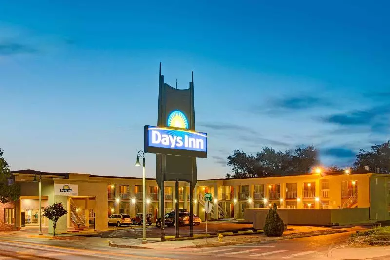 هتل Days Inn By Wyndham Albuquerque Downtown