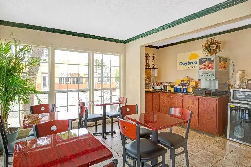 هتل Days Inn By Wyndham Albuquerque Downtown