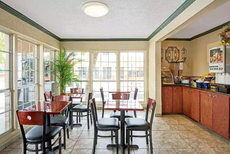 هتل Days Inn By Wyndham Albuquerque Downtown