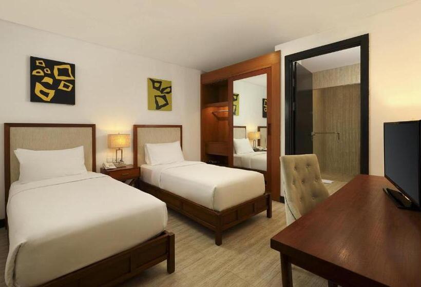 Отель Lv8 Resort