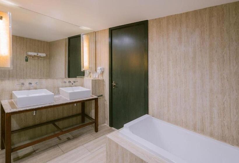 Отель Lv8 Resort