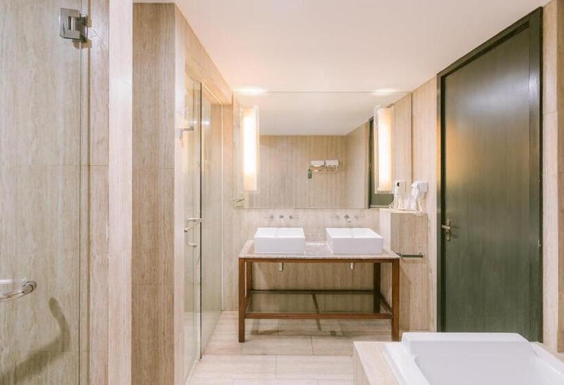 Отель Lv8 Resort