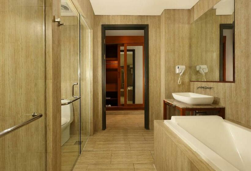 Отель Lv8 Resort