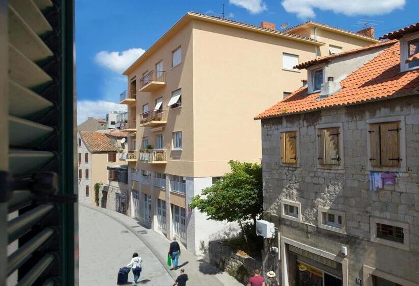 فندق Royal Suites