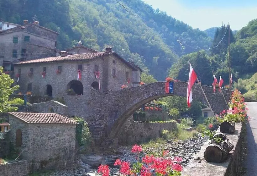 Vintage Cottage In Pescia With Hot Tub