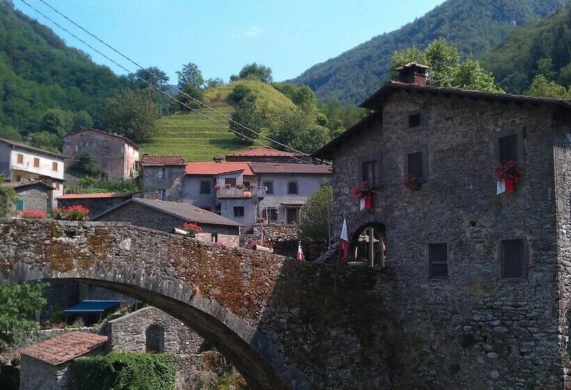 Vintage Cottage In Pescia With Hot Tub