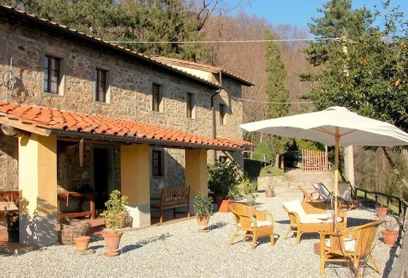 Vintage Cottage In Pescia With Hot Tub
