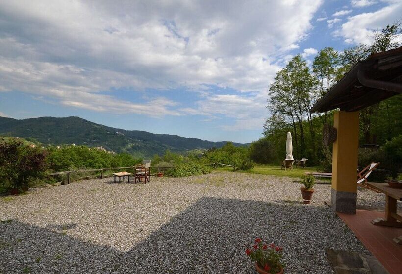 Vintage Cottage In Pescia With Hot Tub