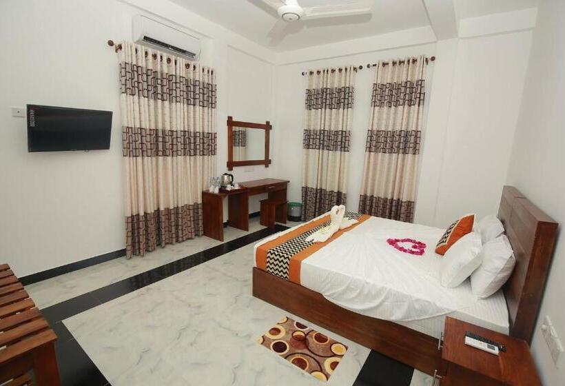 Yala River Front Hotel & Restaurant