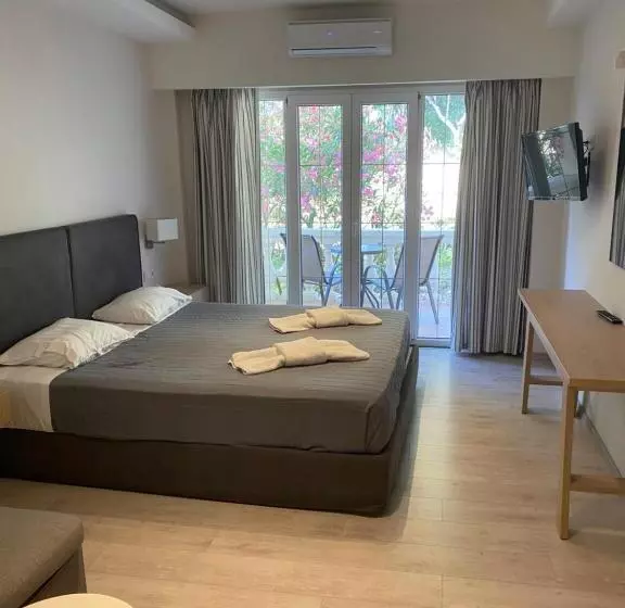 هتل Callisto Beach