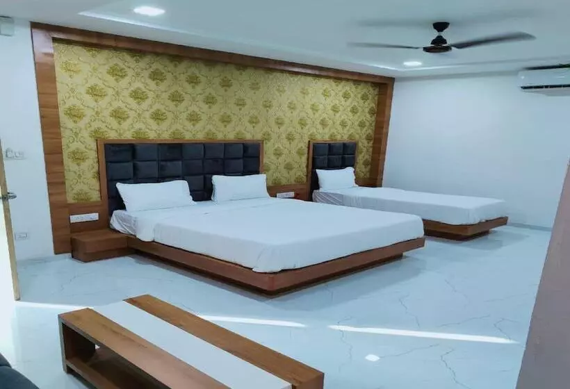 Hotel Rest And Leaf