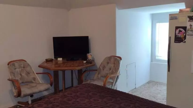 Aamiaismajoitus (B&B) Quiet Upstairs Studio Close To Town 420 Friendly