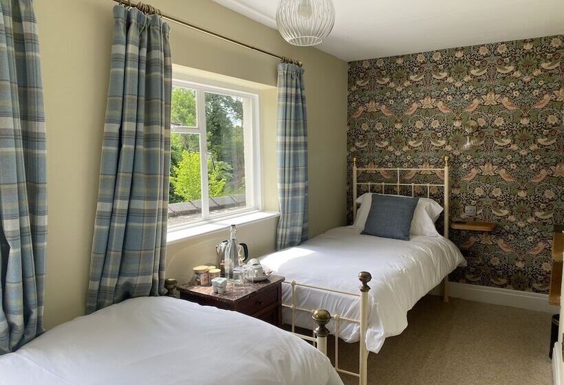 Отель Three Cocks