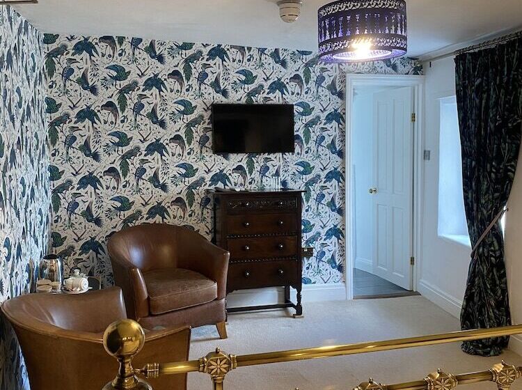 Отель Three Cocks