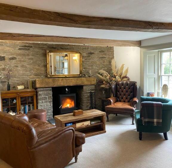 Отель Three Cocks